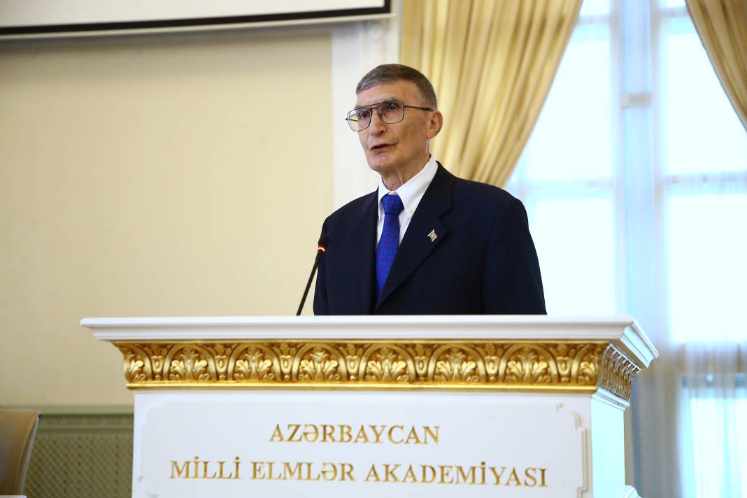 Aziz Sancar’a Azerbaycan Milli İlimler Akademisi onursal üyelik belgesi 2